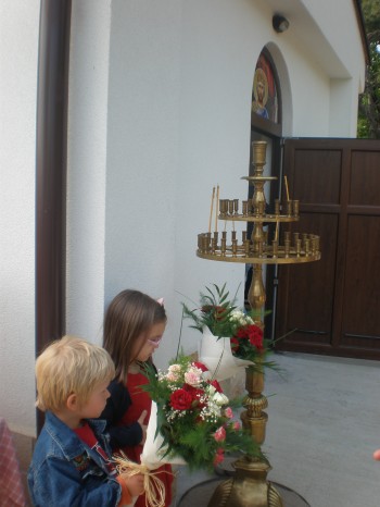 Най-малките християнчета пристъпват в параклиса с благоуханни цветя